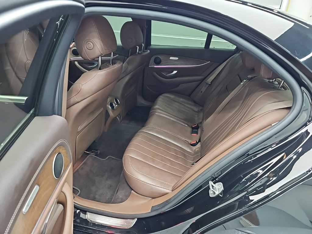 Mercedes-Benz E-Class — photo 12