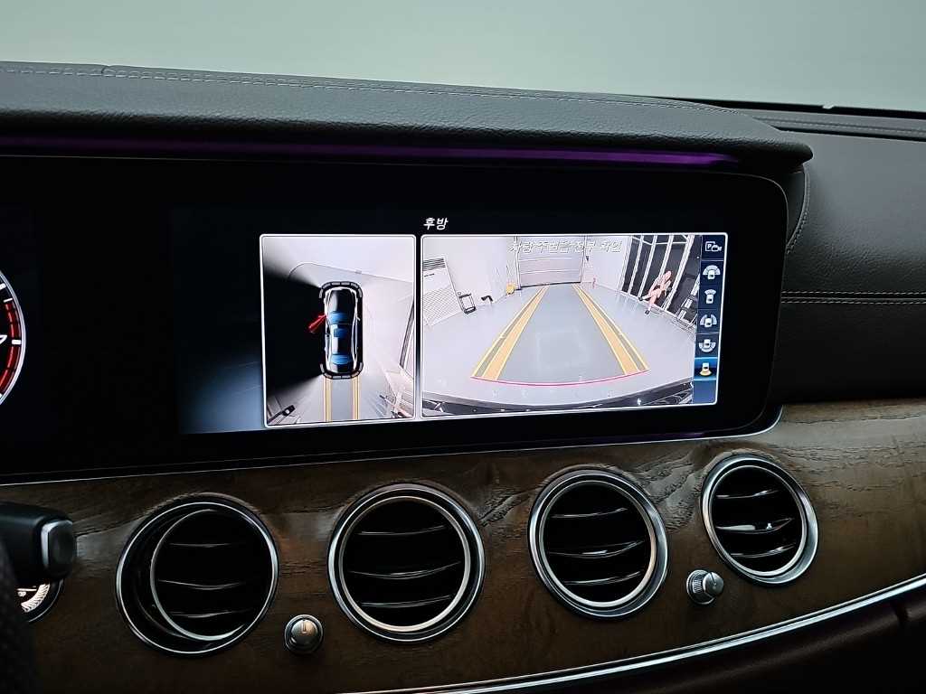 Mercedes-Benz E-Class — photo 16