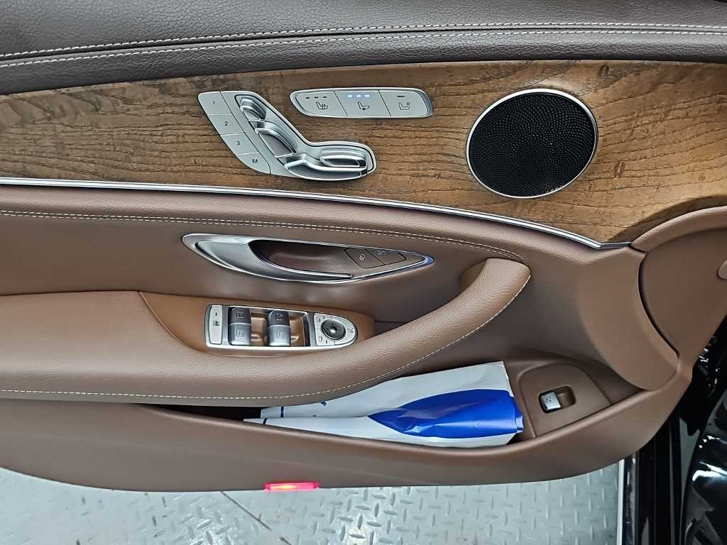 Mercedes-Benz E-Class — photo 17