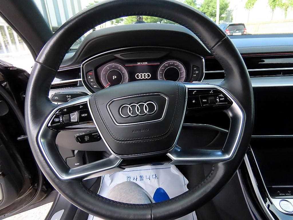Audi A8 — photo 08