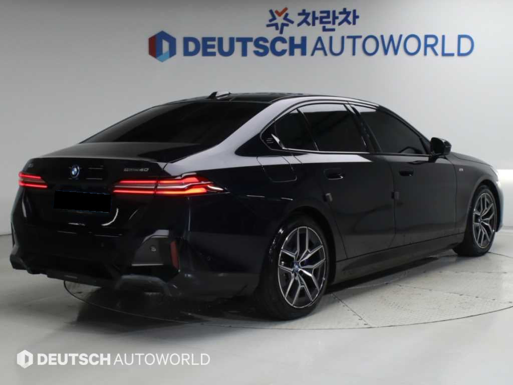 BMW i5 — photo 02