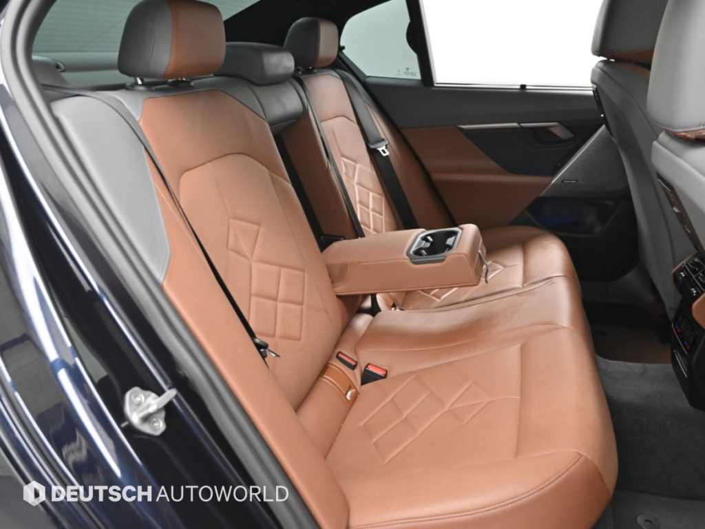BMW i5 — photo 12