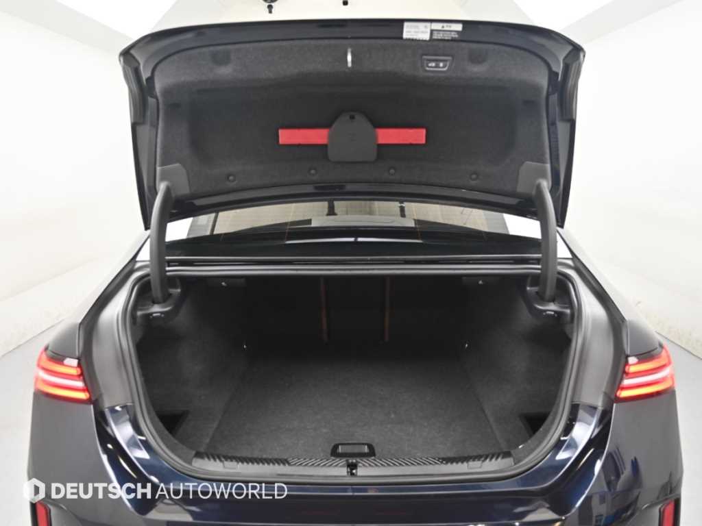 BMW i5 — photo 19