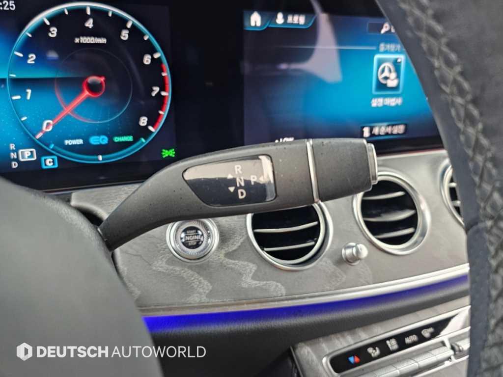 Mercedes-Benz E-Class — photo 09