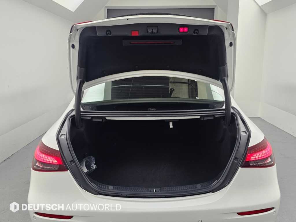 Mercedes-Benz E-Class — photo 19