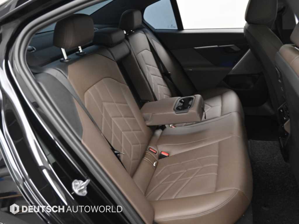 BMW 5-Series — photo 12