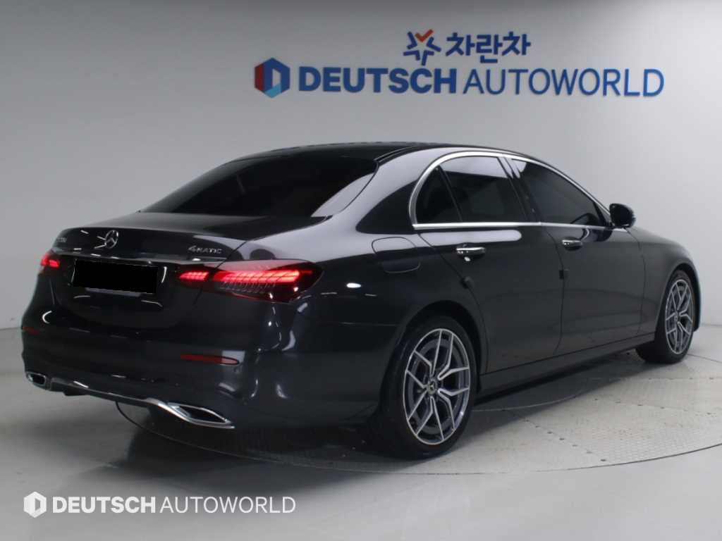 Mercedes-Benz E-Class — photo 02