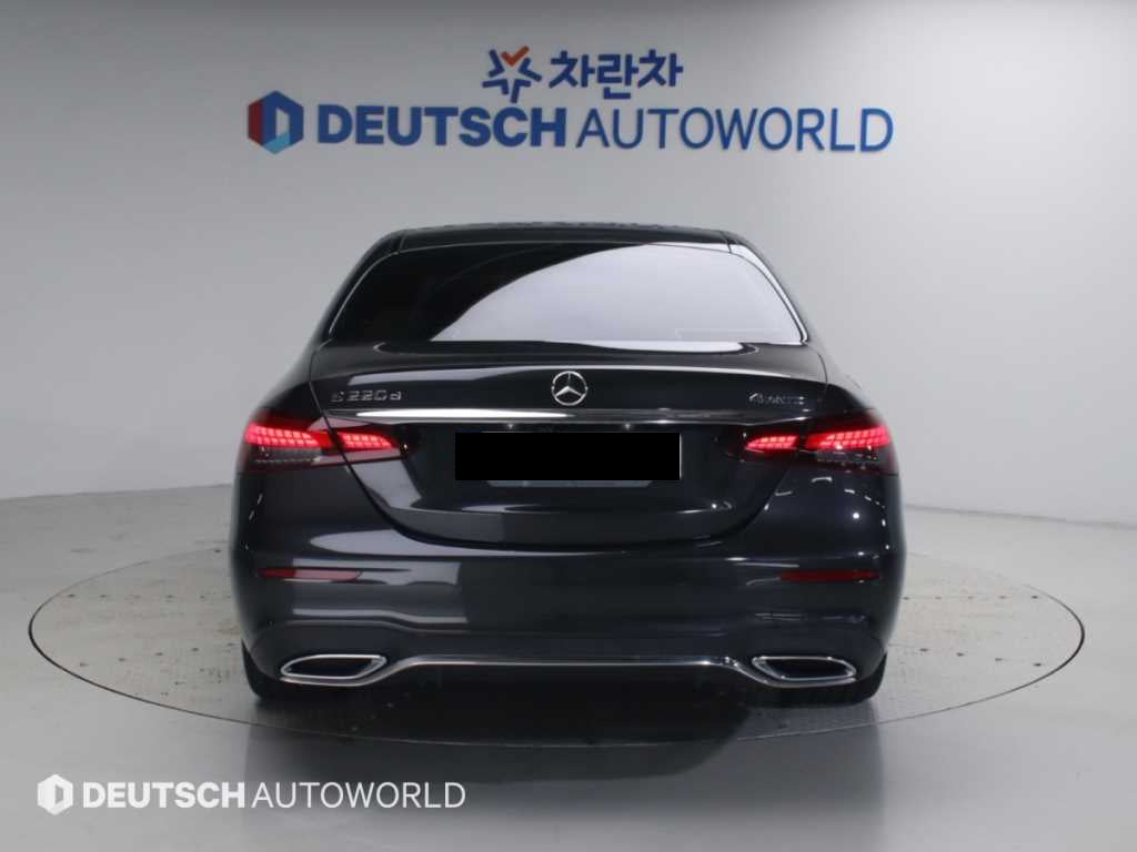Mercedes-Benz E-Class — photo 04