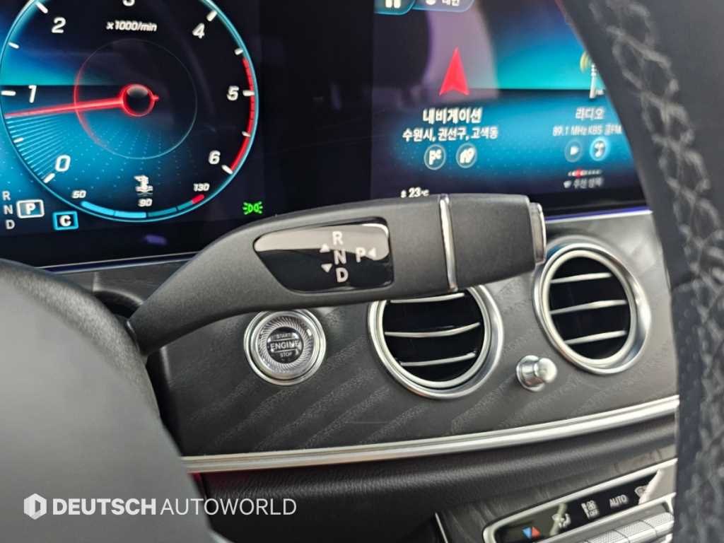 Mercedes-Benz E-Class — photo 09