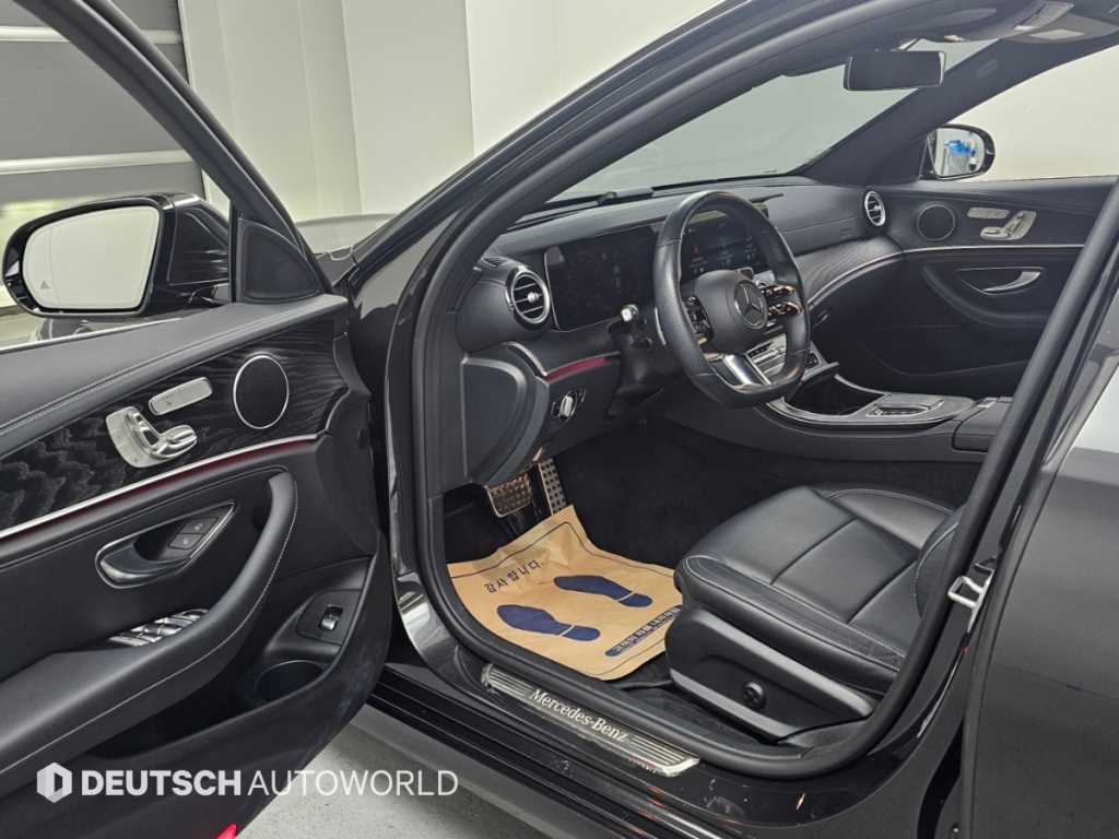 Mercedes-Benz E-Class — photo 11