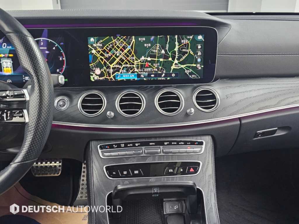 Mercedes-Benz E-Class — photo 14