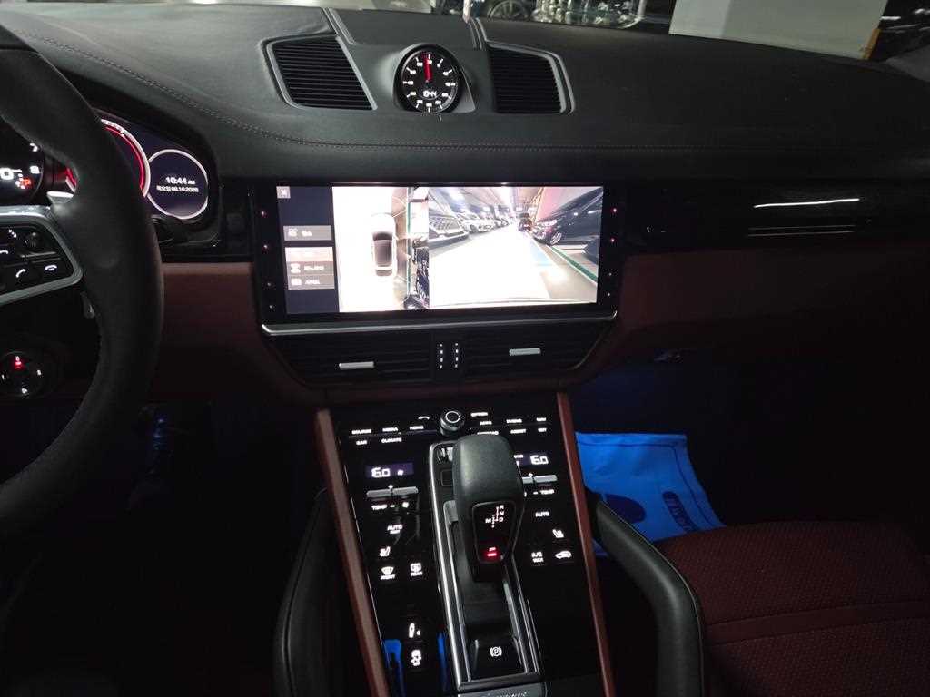 Porsche Cayenne — photo 11