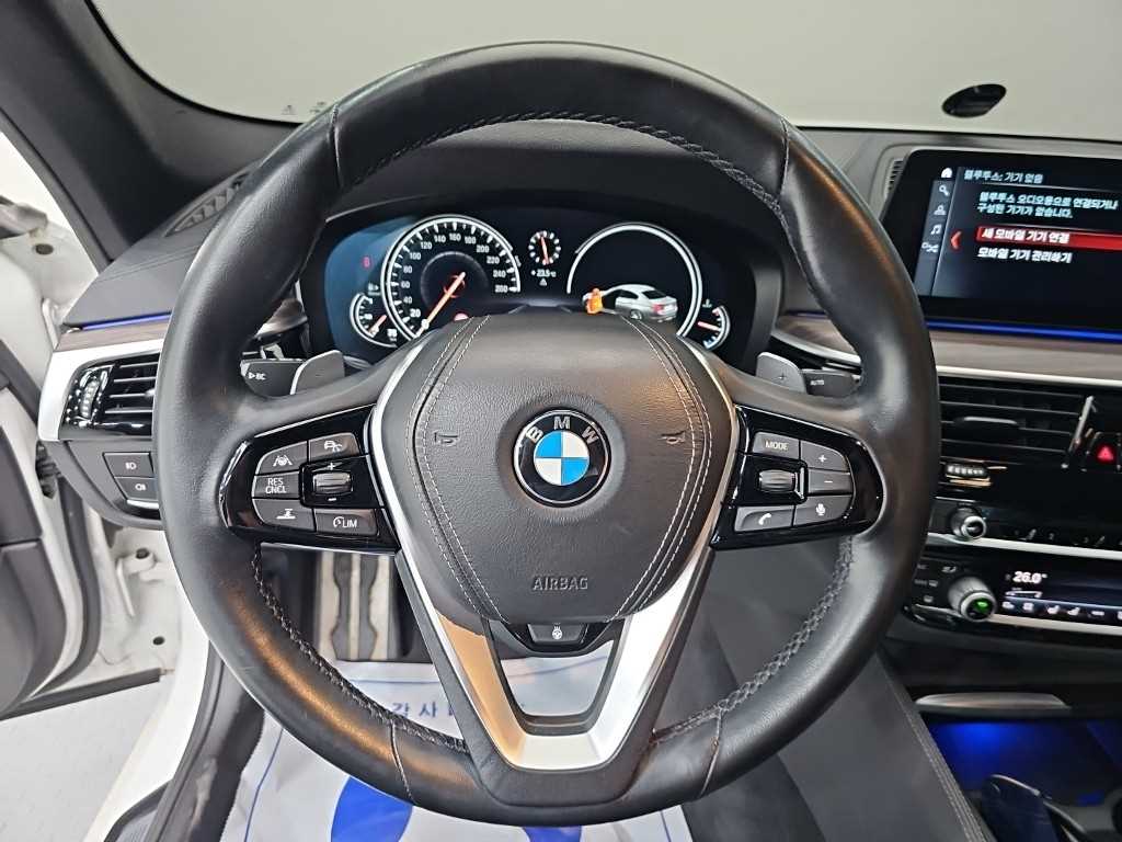 BMW 5-Series — photo 09