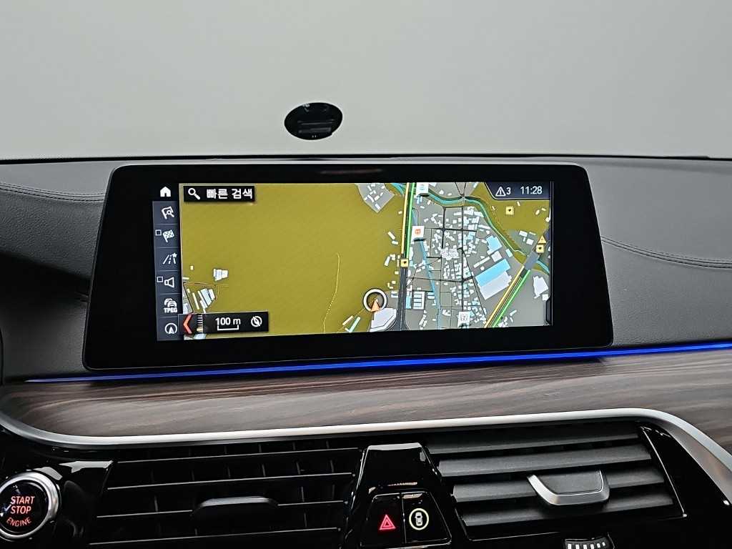 BMW 5-Series — photo 16