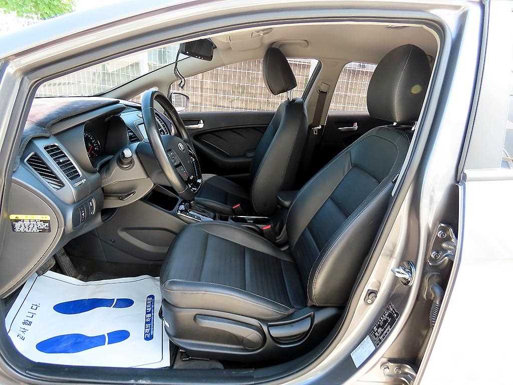 Kia K3 — photo 05