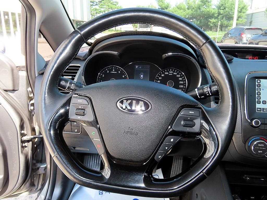 Kia K3 — photo 08