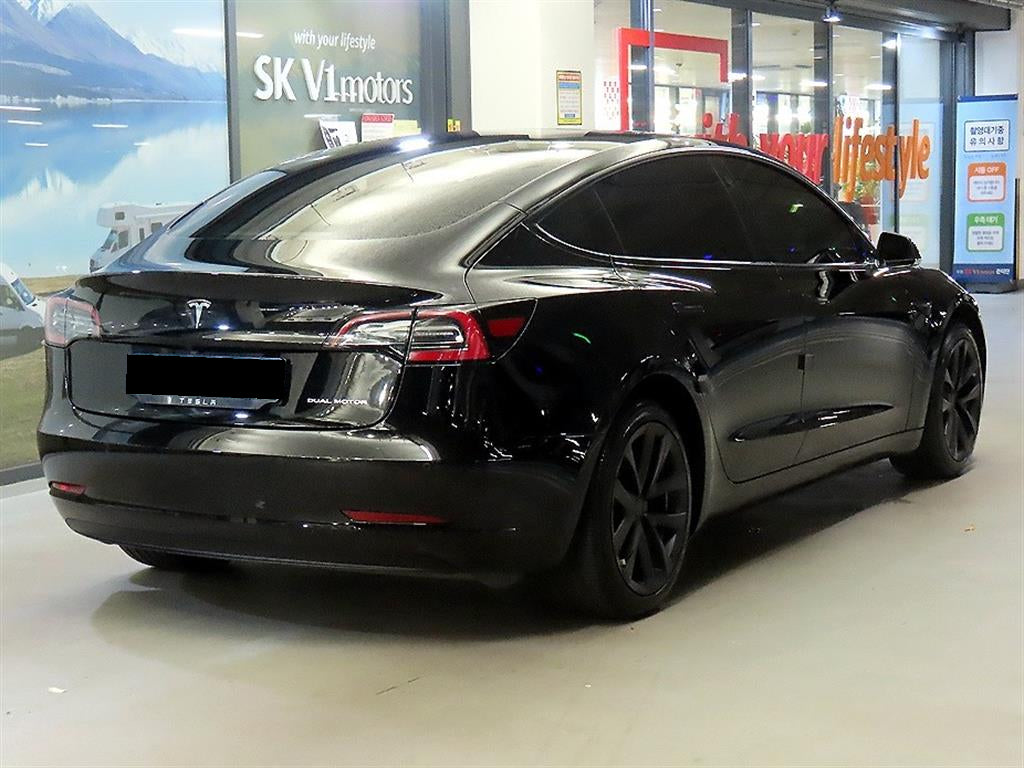 Tesla Model 3 — photo 04