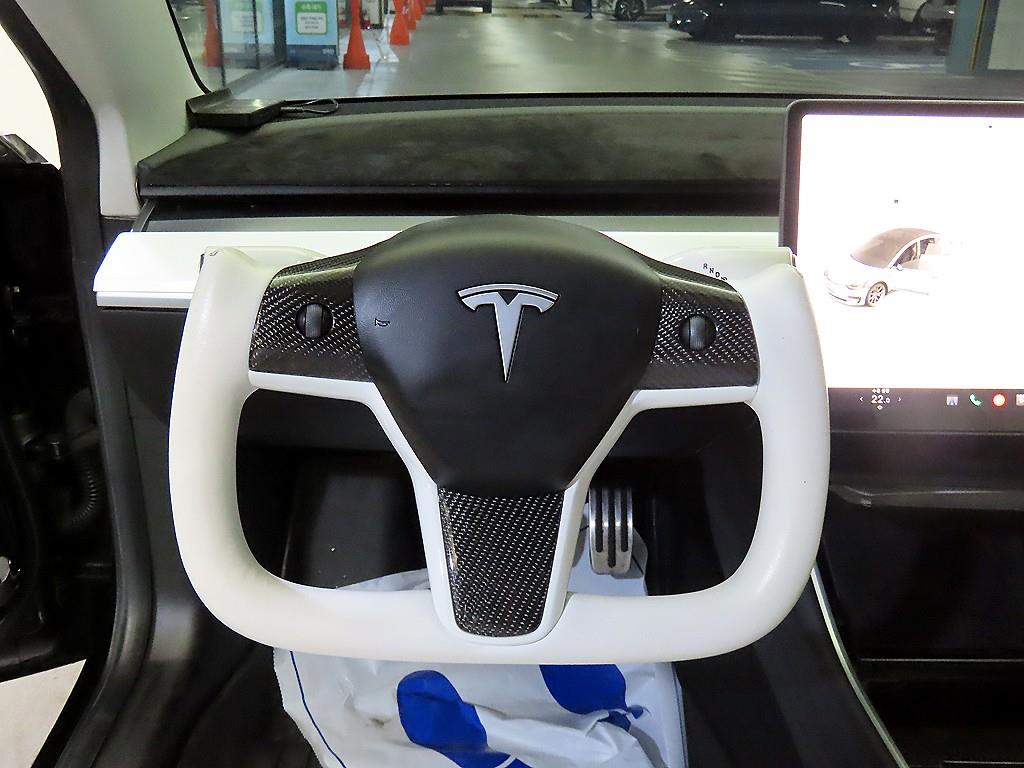 Tesla Model 3 — photo 08