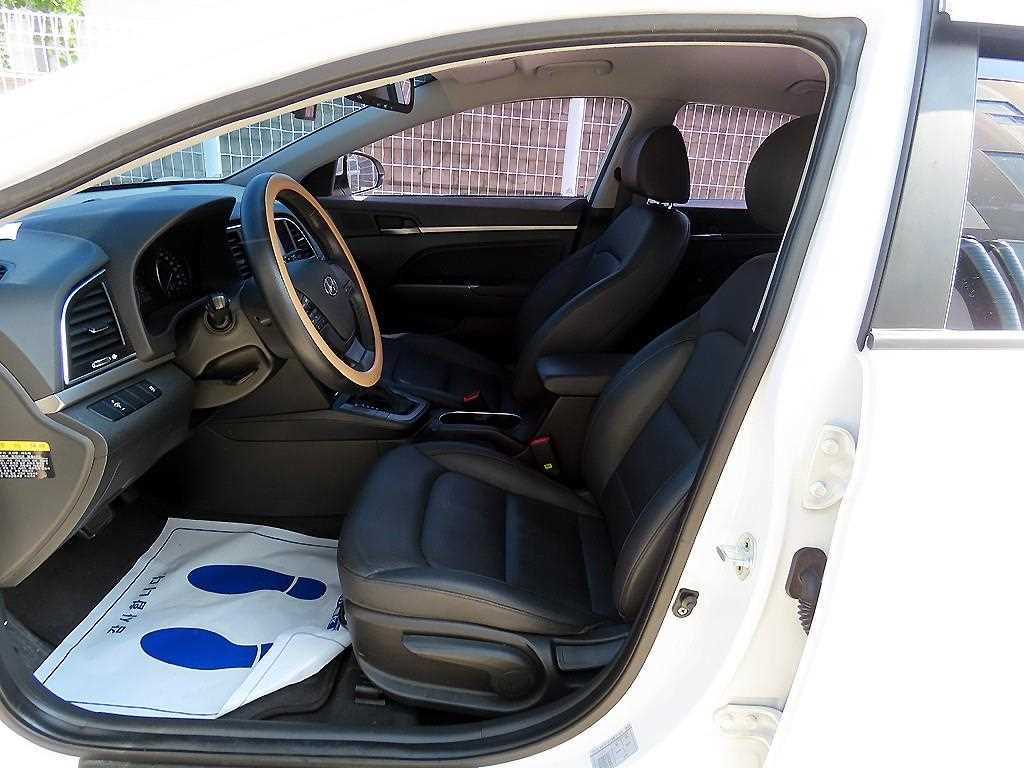 Hyundai Avante — photo 05