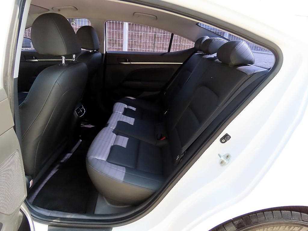 Hyundai Avante — photo 06