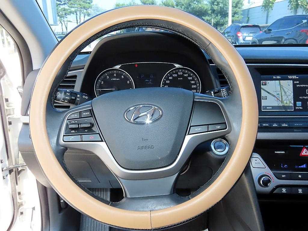 Hyundai Avante — photo 08
