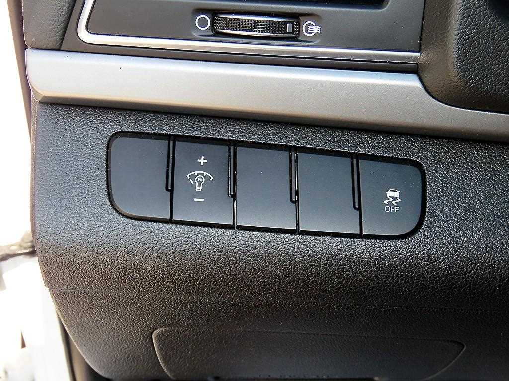 Hyundai Avante — photo 12