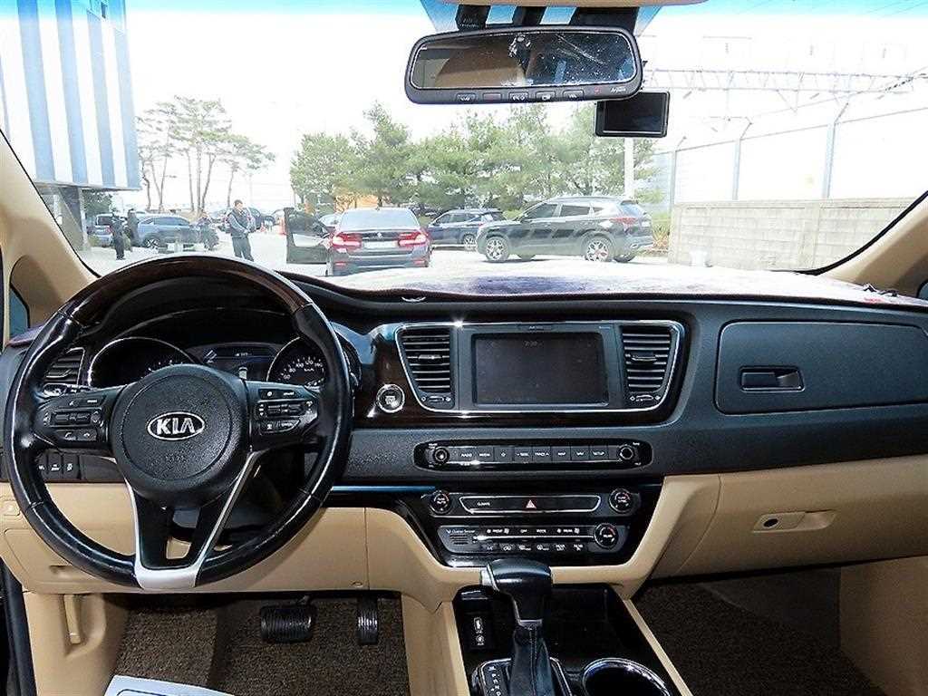 Kia Carnival — photo 08