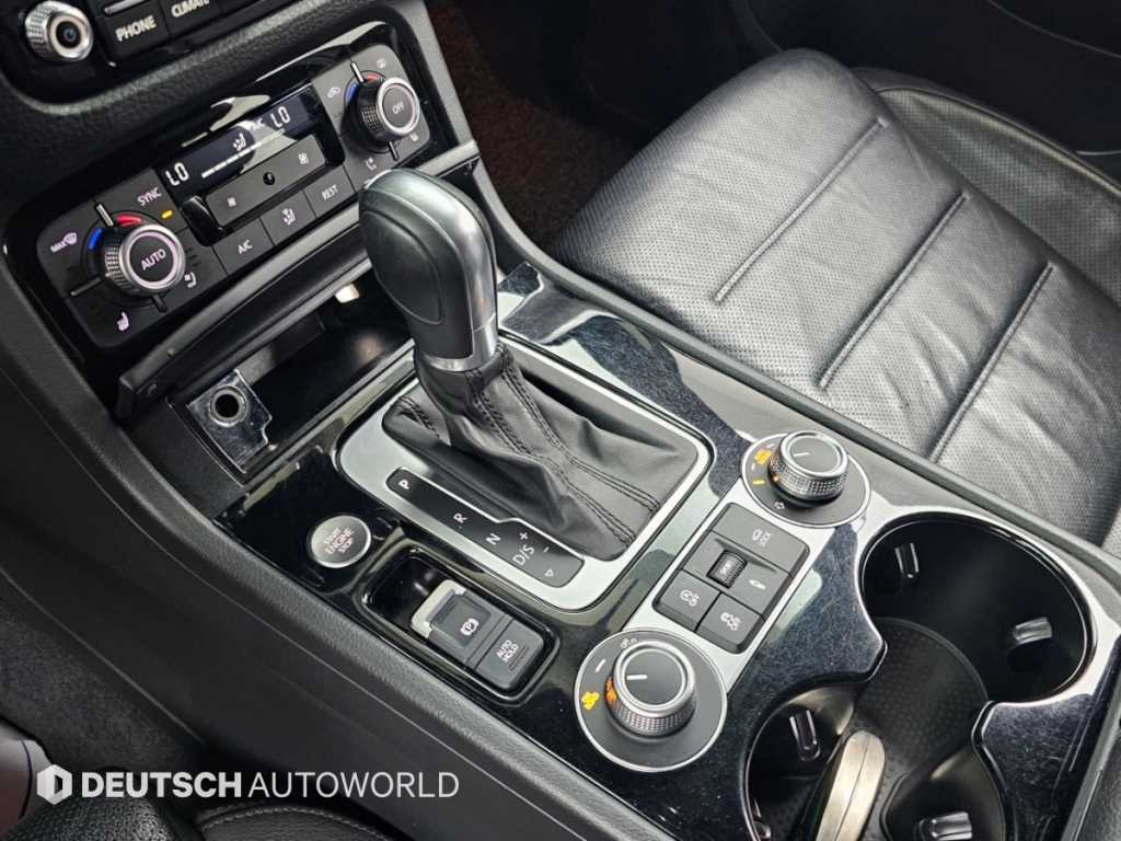 Volkswagen Touareg — photo 09