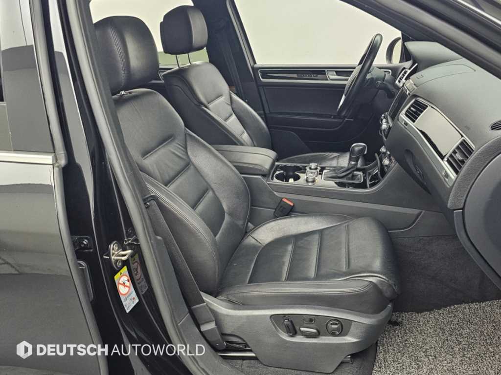 Volkswagen Touareg — photo 10