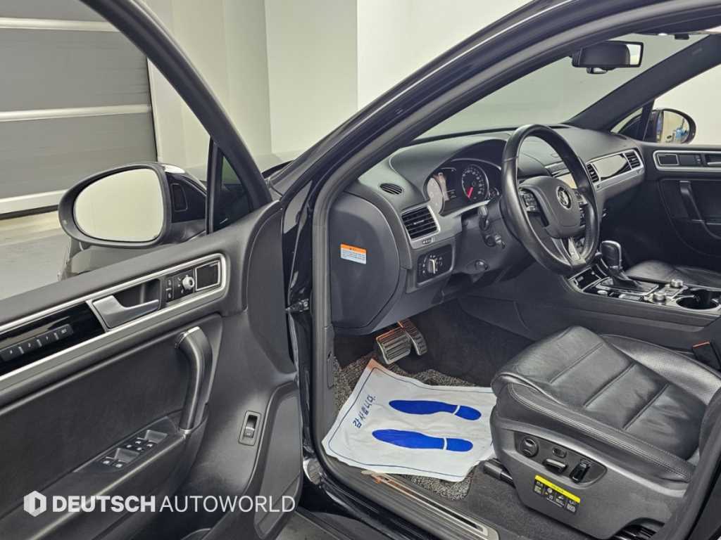 Volkswagen Touareg — photo 11