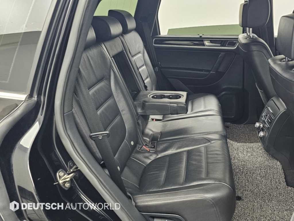 Volkswagen Touareg — photo 12