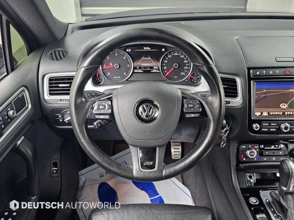 Volkswagen Touareg — photo 13