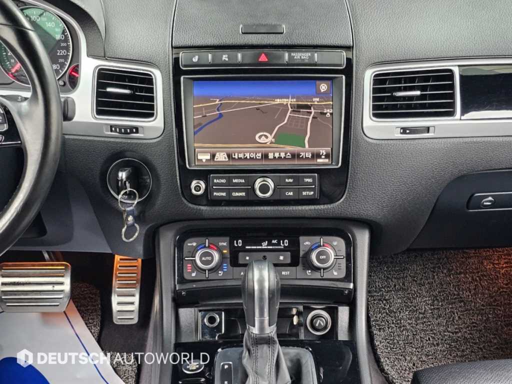 Volkswagen Touareg — photo 14
