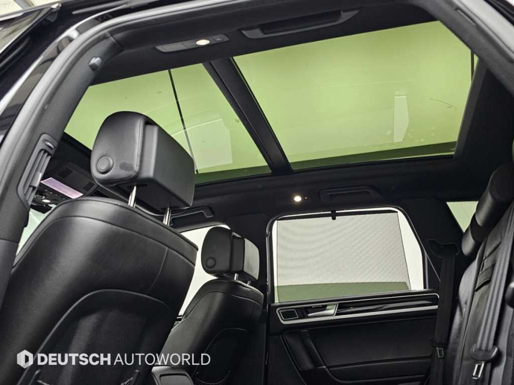 Volkswagen Touareg — photo 18