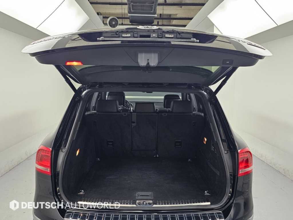 Volkswagen Touareg — photo 19