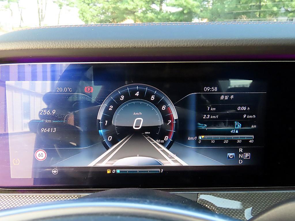 Mercedes-Benz E-Class — photo 09