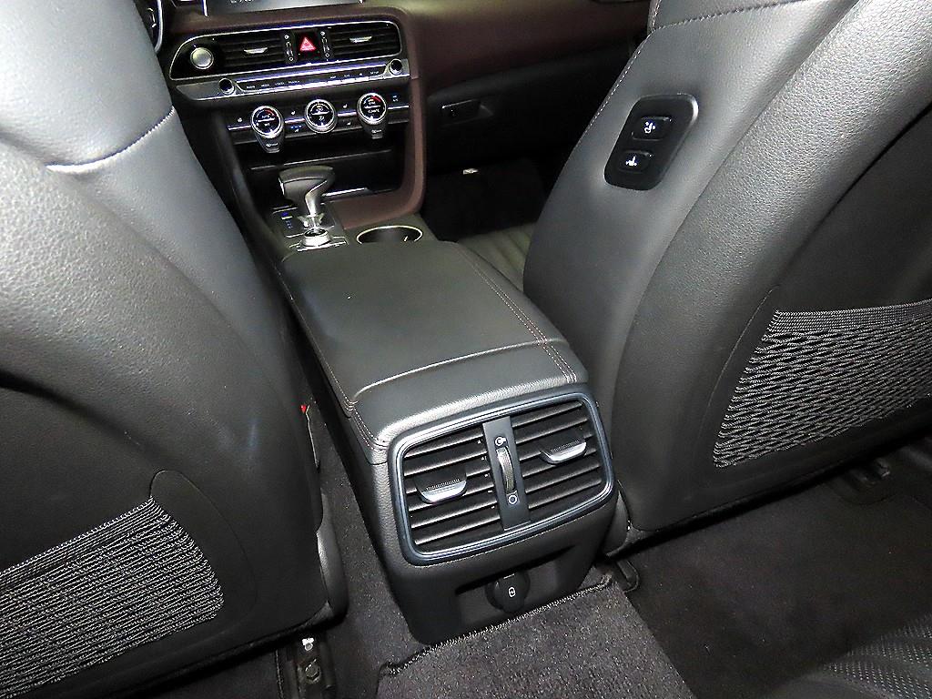 Genesis G70 — photo 17
