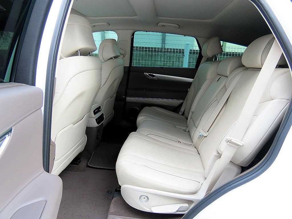 Genesis GV80 — photo 06