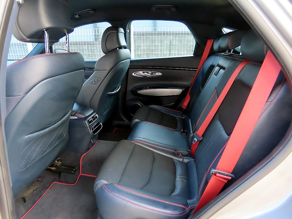 Genesis GV70 — photo 06
