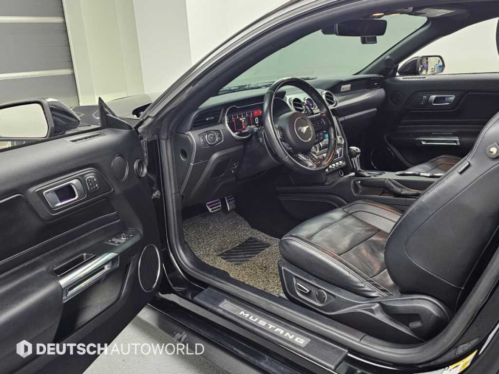 Ford Mustang — photo 11