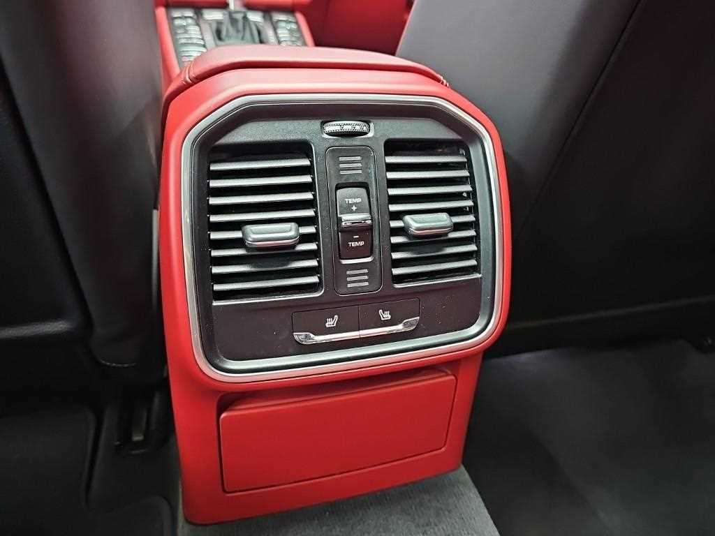Porsche Macan — photo 12