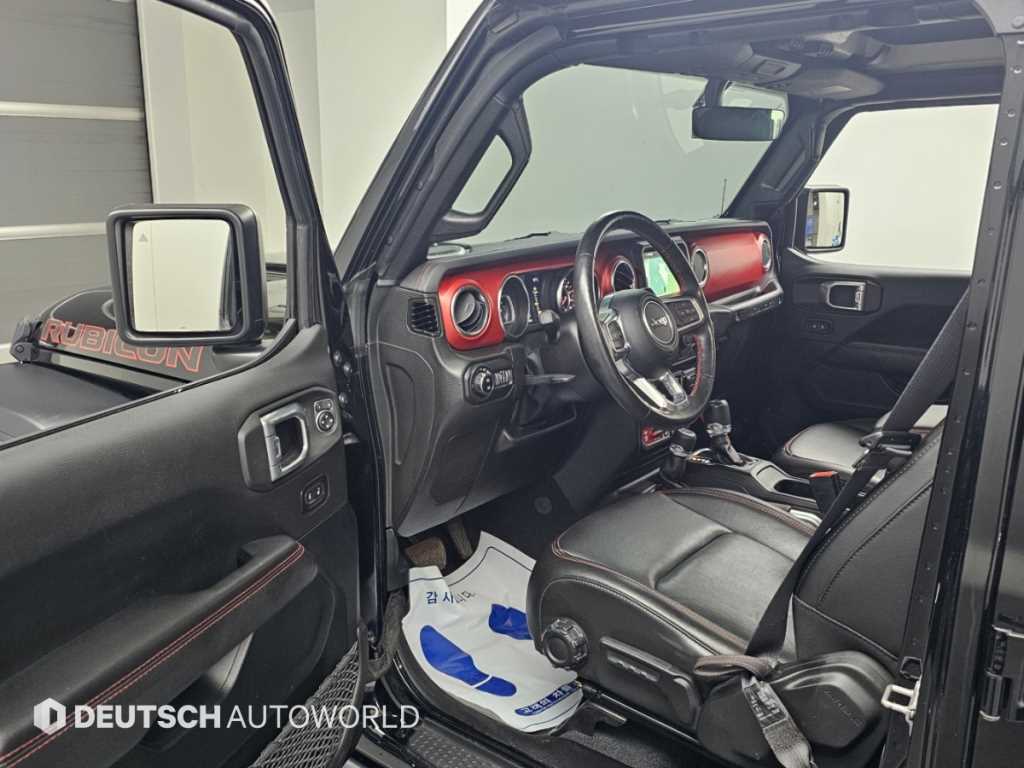 Jeep Wrangler — photo 11