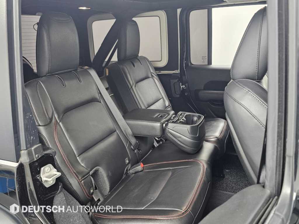Jeep Wrangler — photo 12
