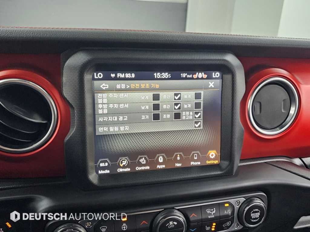 Jeep Wrangler — photo 17