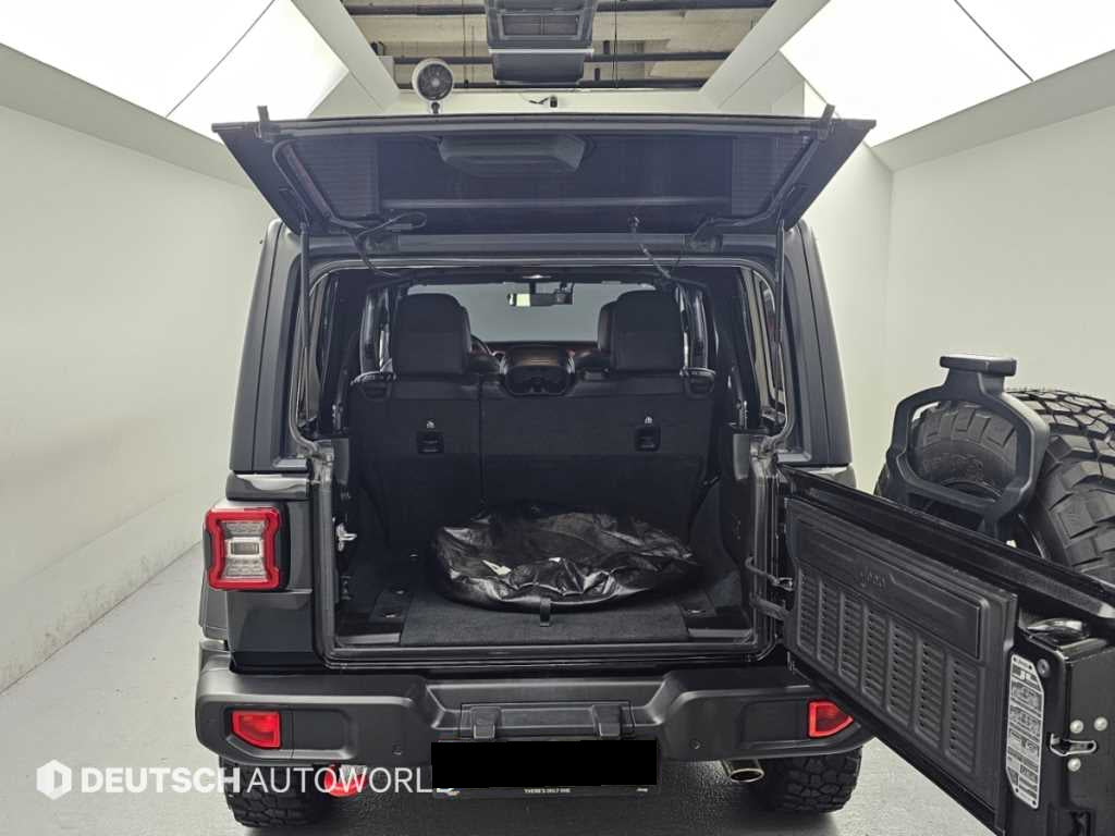 Jeep Wrangler — photo 19