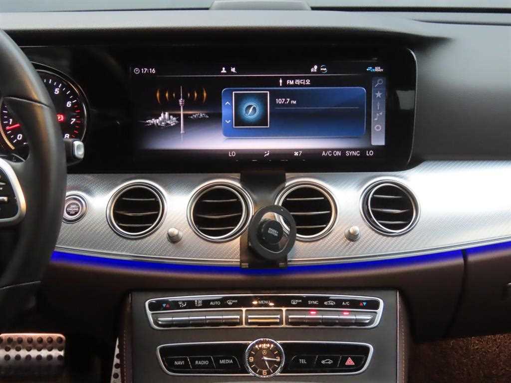 Mercedes-Benz E-Class — photo 12