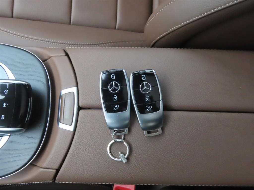 Mercedes-Benz E-Class — photo 19