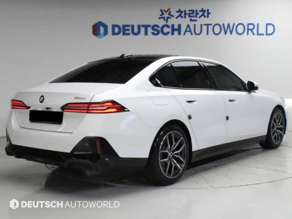 BMW 5-Series — photo 02