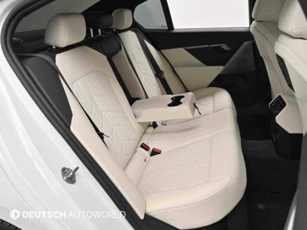 BMW 5-Series — photo 12
