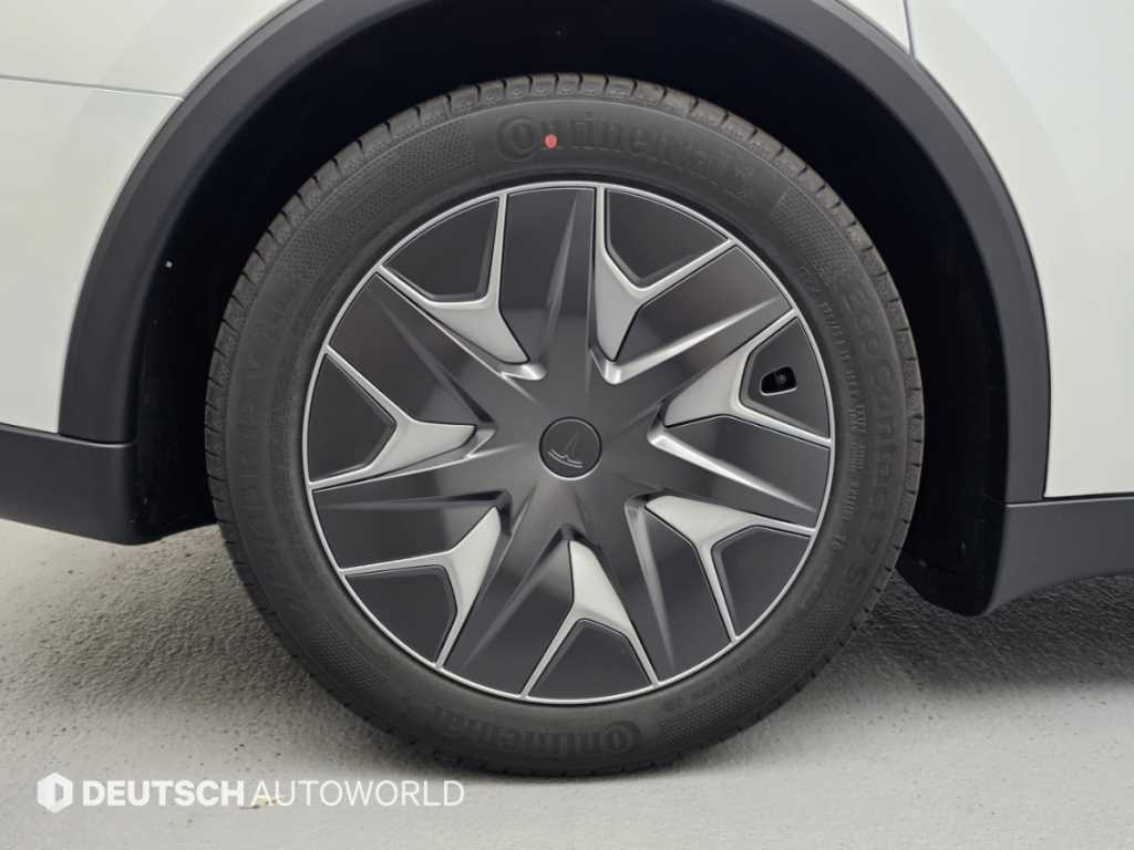 Tesla Model Y — photo 05